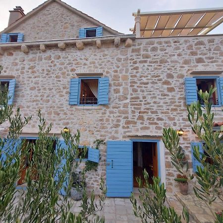 Villa Vicina Heritage Villa For 9,Milna - Close To Restaurants And Shops Bagian luar foto