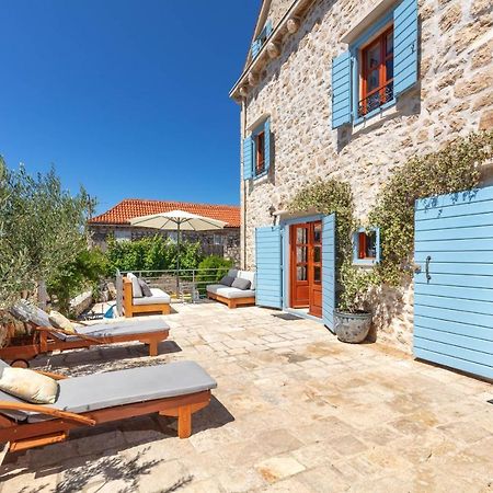 Villa Vicina Heritage Villa For 9,Milna - Close To Restaurants And Shops Bagian luar foto