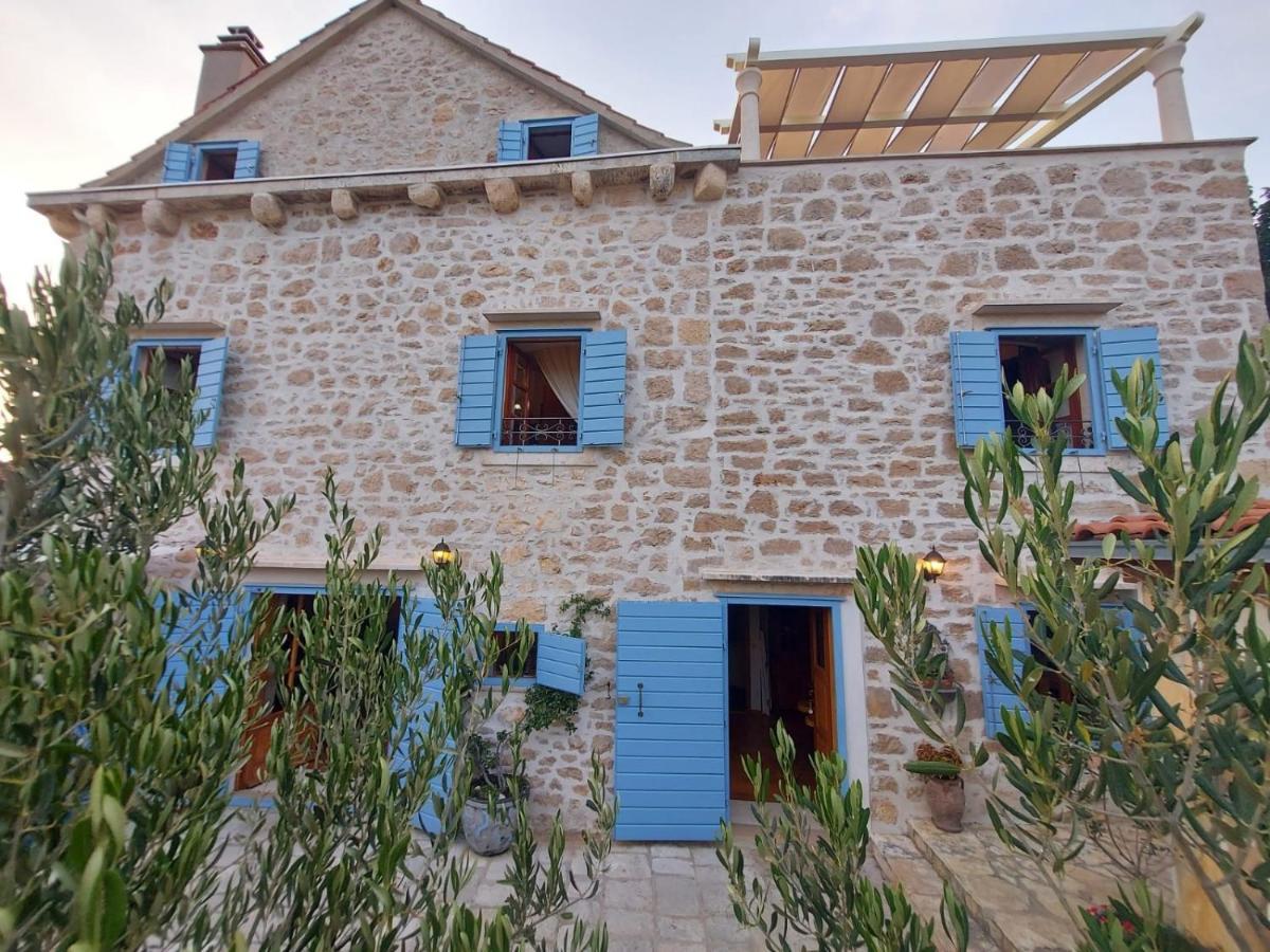 Villa Vicina Heritage Villa For 9,Milna - Close To Restaurants And Shops Bagian luar foto