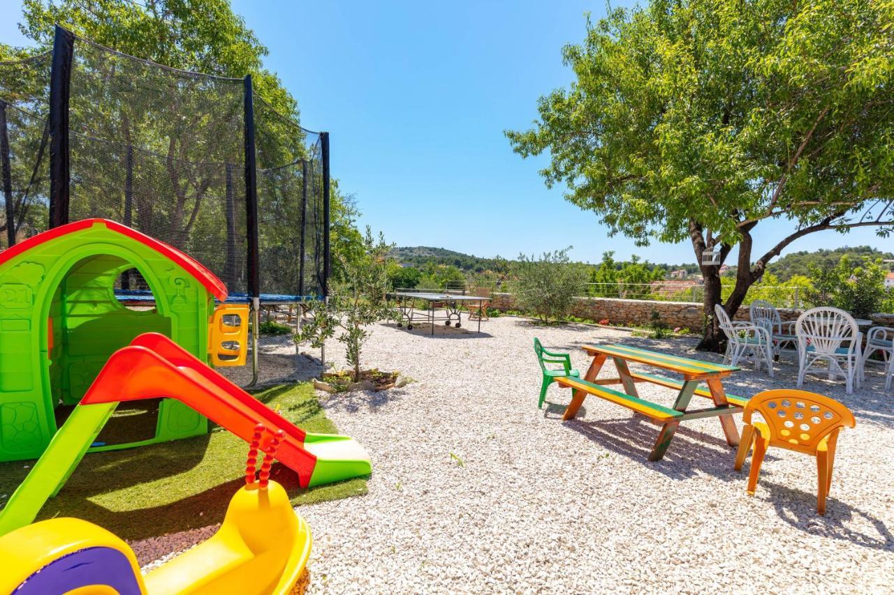 Villa Vicina Heritage Villa For 9,Milna - Close To Restaurants And Shops Bagian luar foto