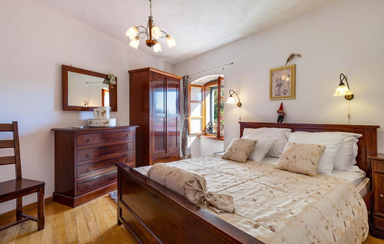 Villa Vicina Heritage Villa For 9,Milna - Close To Restaurants And Shops Bagian luar foto