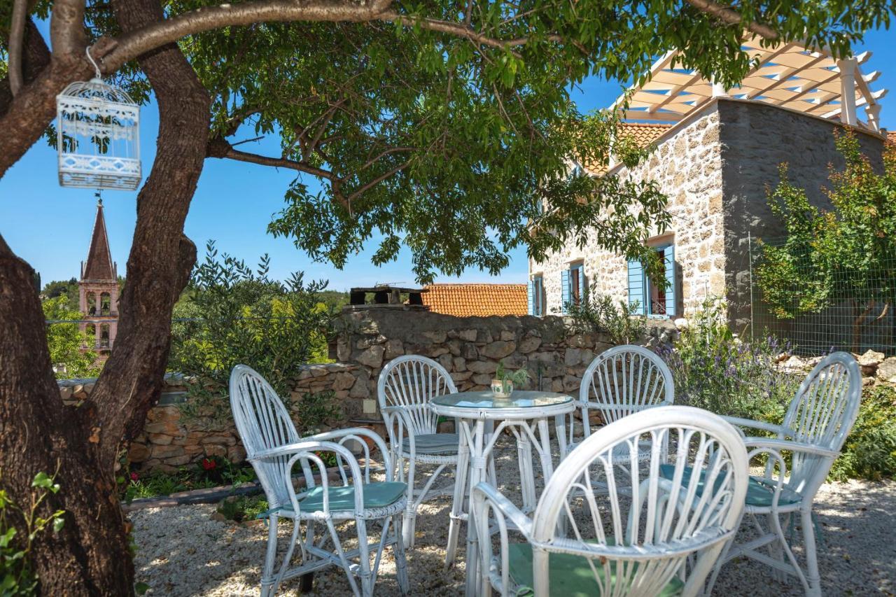 Villa Vicina Heritage Villa For 9,Milna - Close To Restaurants And Shops Bagian luar foto