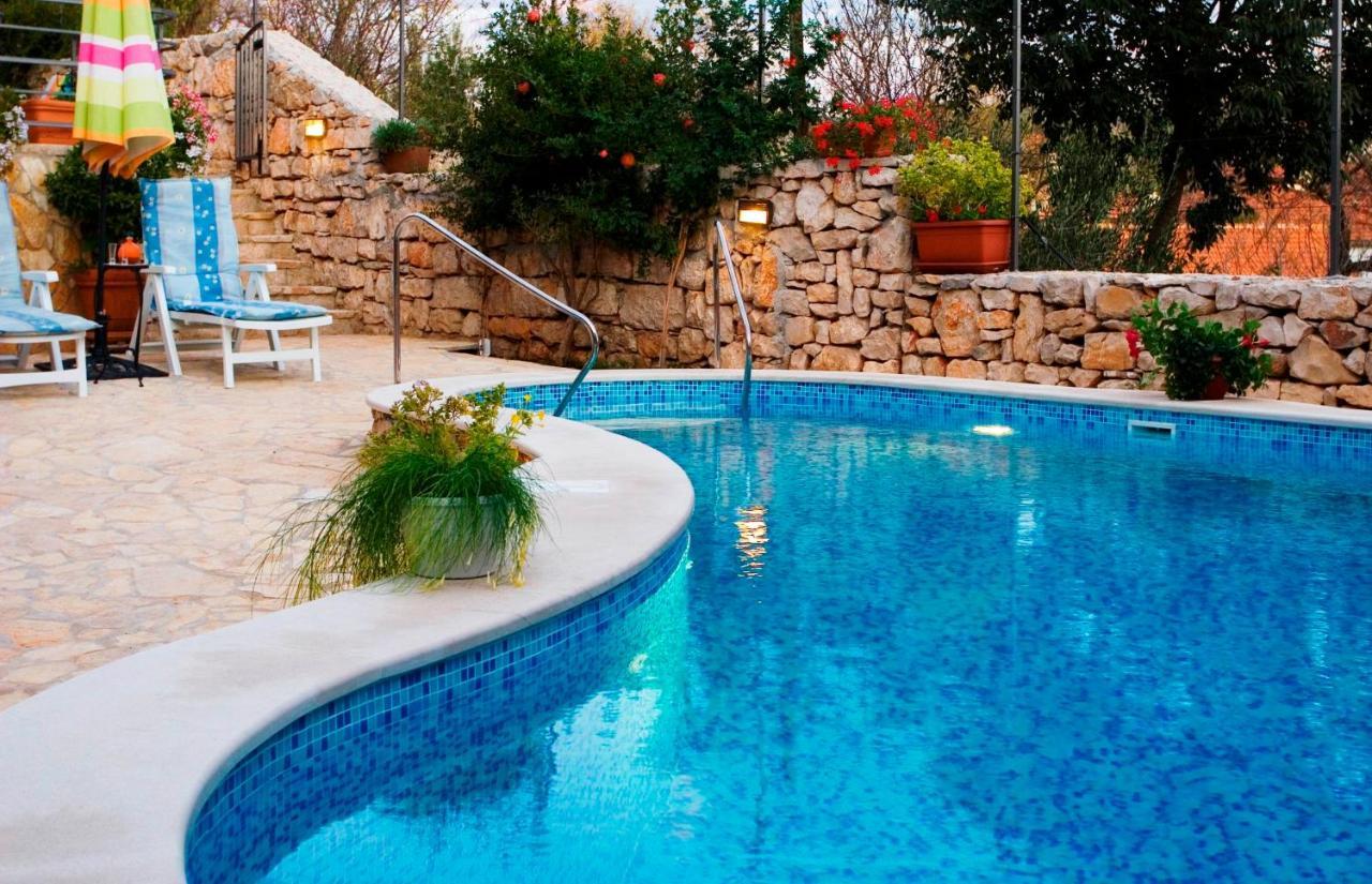 Villa Vicina Heritage Villa For 9,Milna - Close To Restaurants And Shops Bagian luar foto