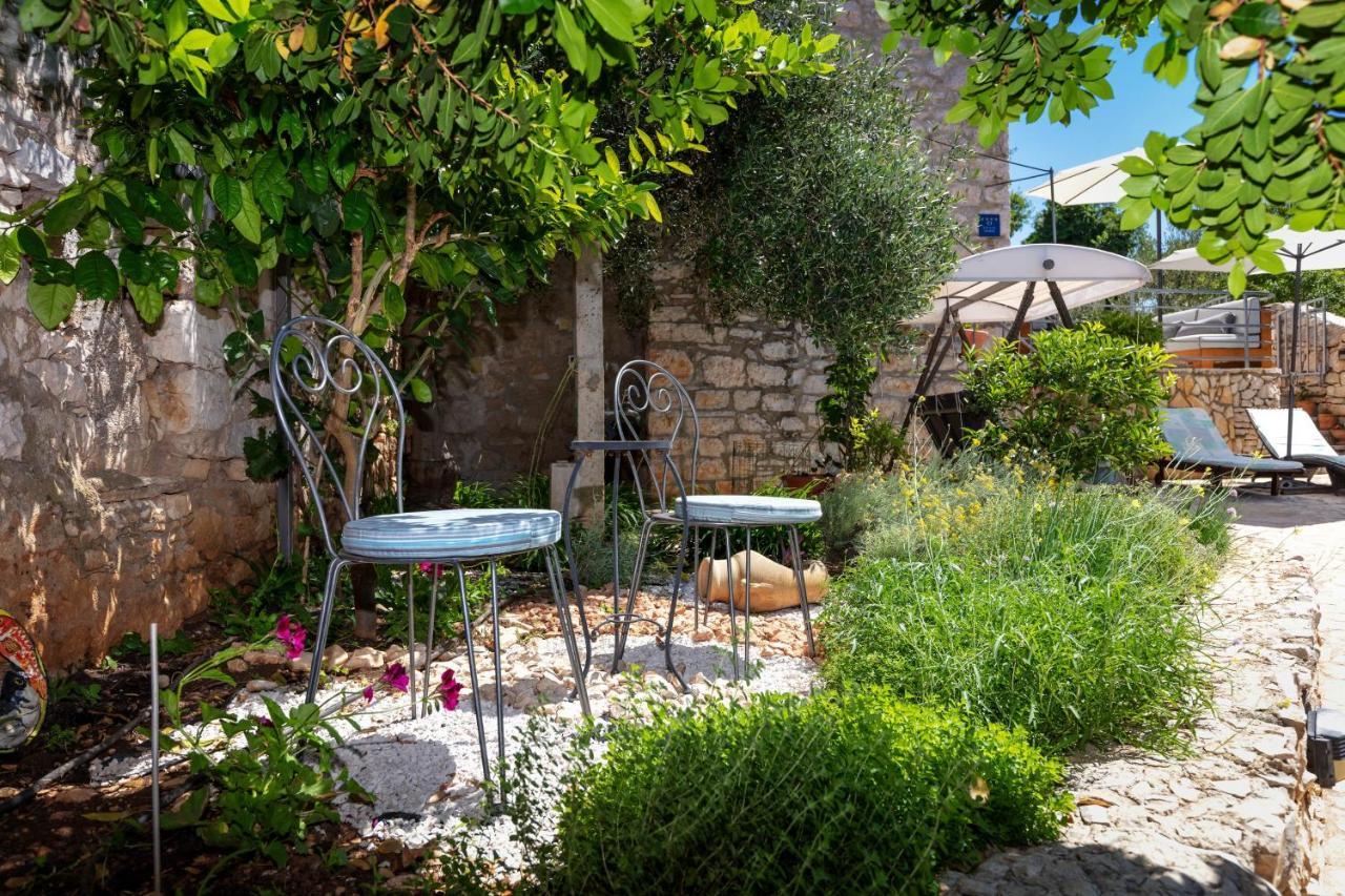 Villa Vicina Heritage Villa For 9,Milna - Close To Restaurants And Shops Bagian luar foto