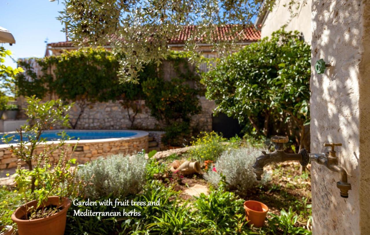 Villa Vicina Heritage Villa For 9,Milna - Close To Restaurants And Shops Bagian luar foto