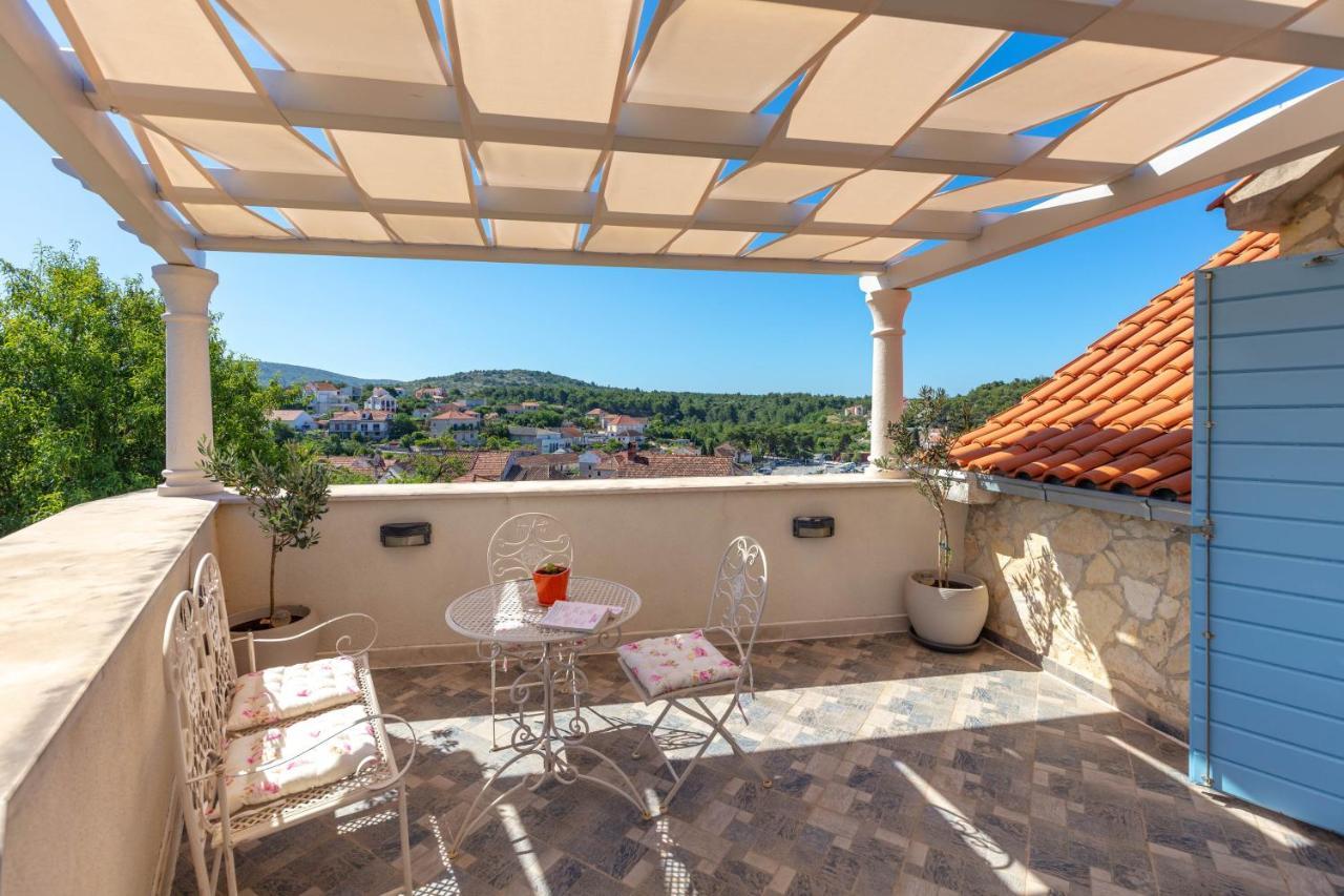 Villa Vicina Heritage Villa For 9,Milna - Close To Restaurants And Shops Bagian luar foto
