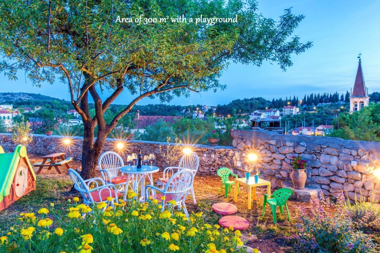 Villa Vicina Heritage Villa For 9,Milna - Close To Restaurants And Shops Bagian luar foto