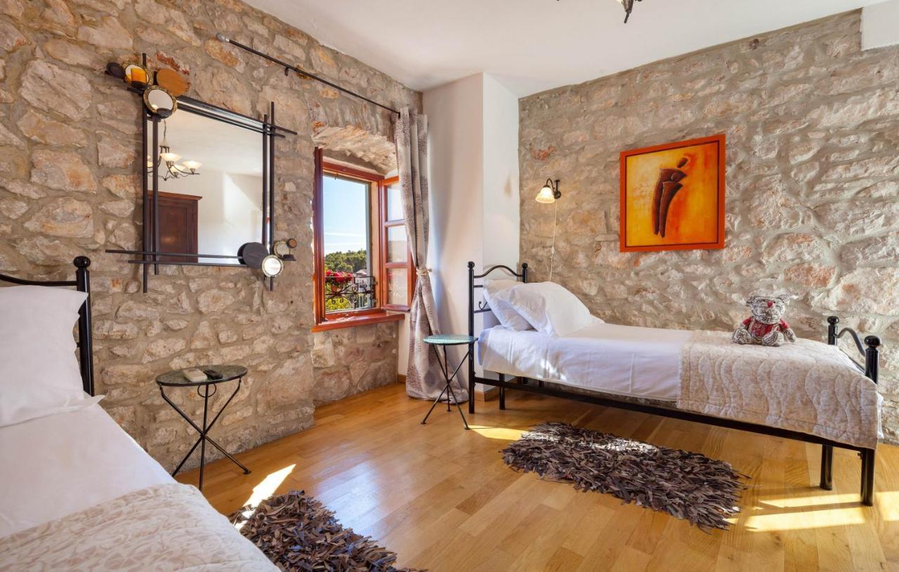 Villa Vicina Heritage Villa For 9,Milna - Close To Restaurants And Shops Bagian luar foto
