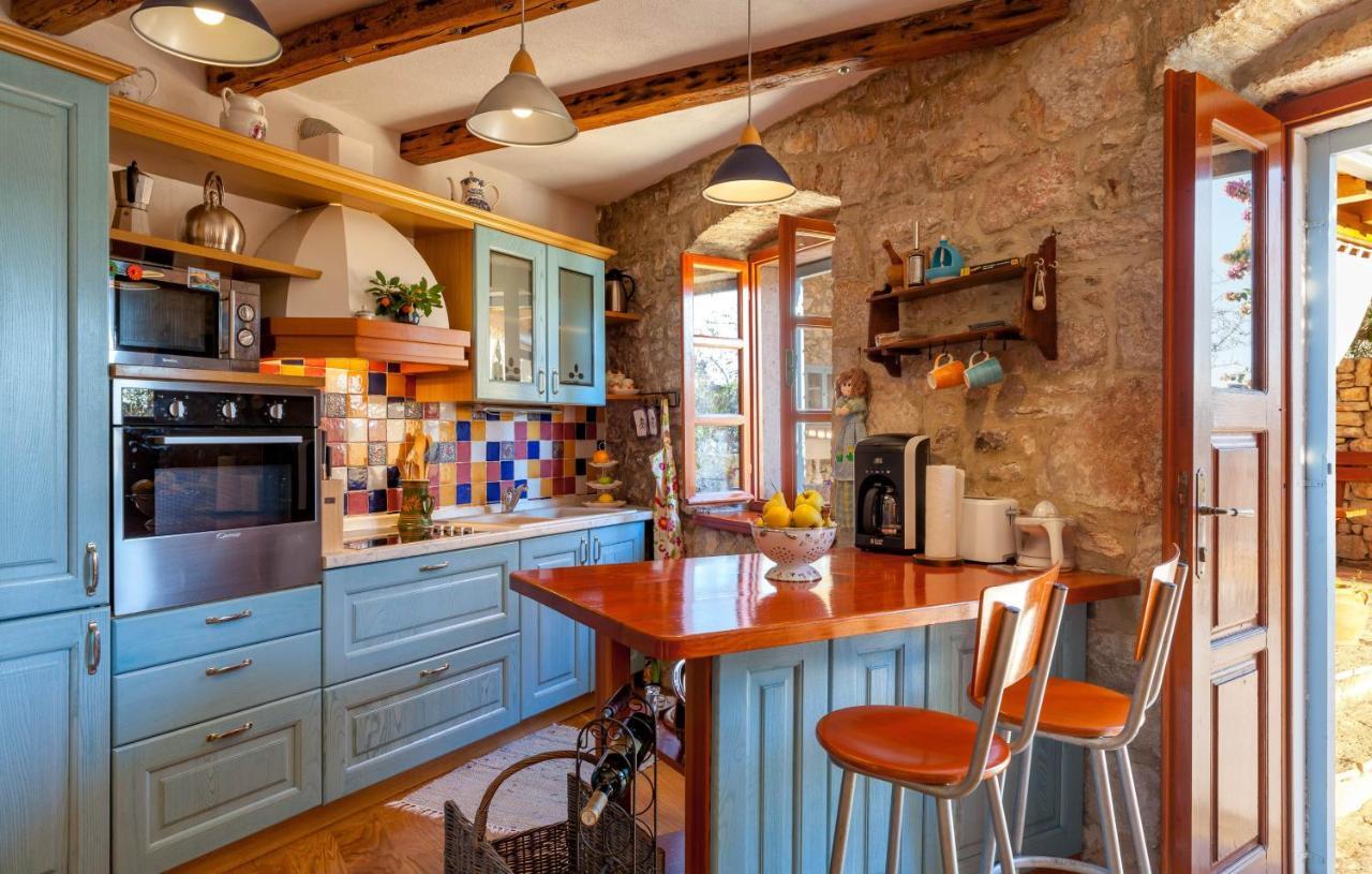 Villa Vicina Heritage Villa For 9,Milna - Close To Restaurants And Shops Bagian luar foto