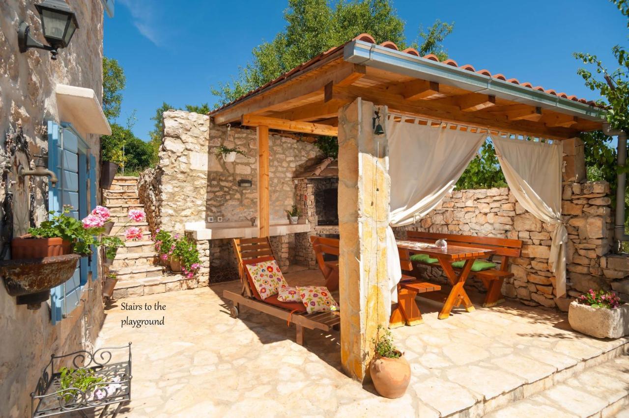 Villa Vicina Heritage Villa For 9,Milna - Close To Restaurants And Shops Bagian luar foto