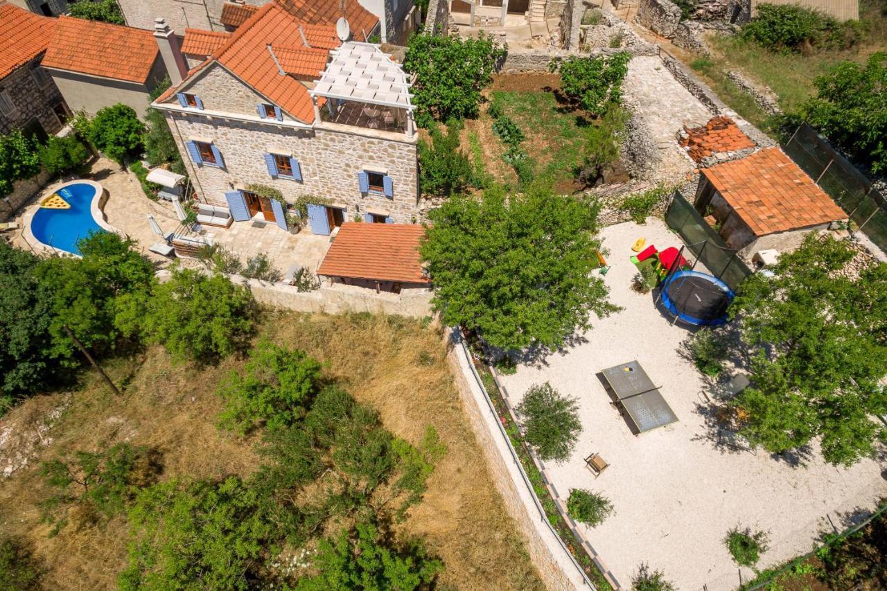 Villa Vicina Heritage Villa For 9,Milna - Close To Restaurants And Shops Bagian luar foto