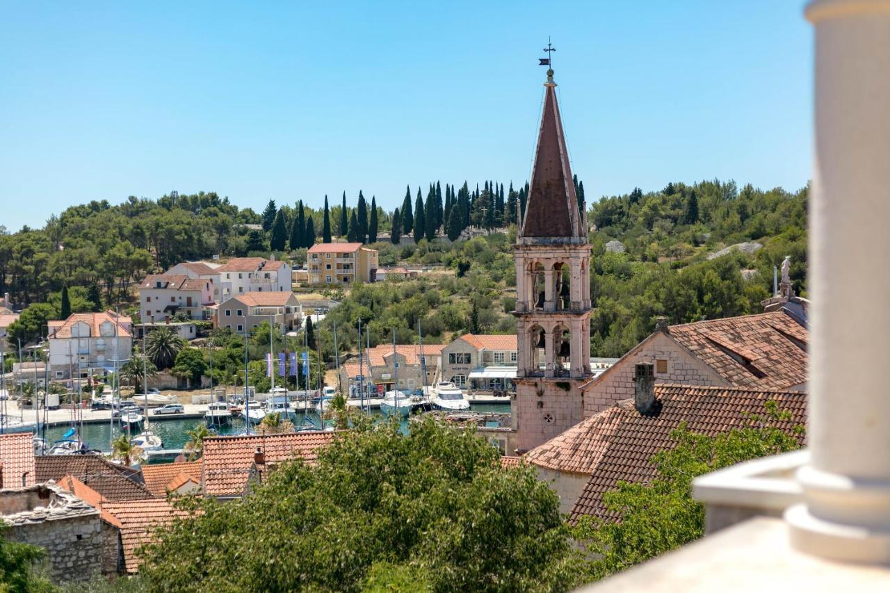 Villa Vicina Heritage Villa For 9,Milna - Close To Restaurants And Shops Bagian luar foto