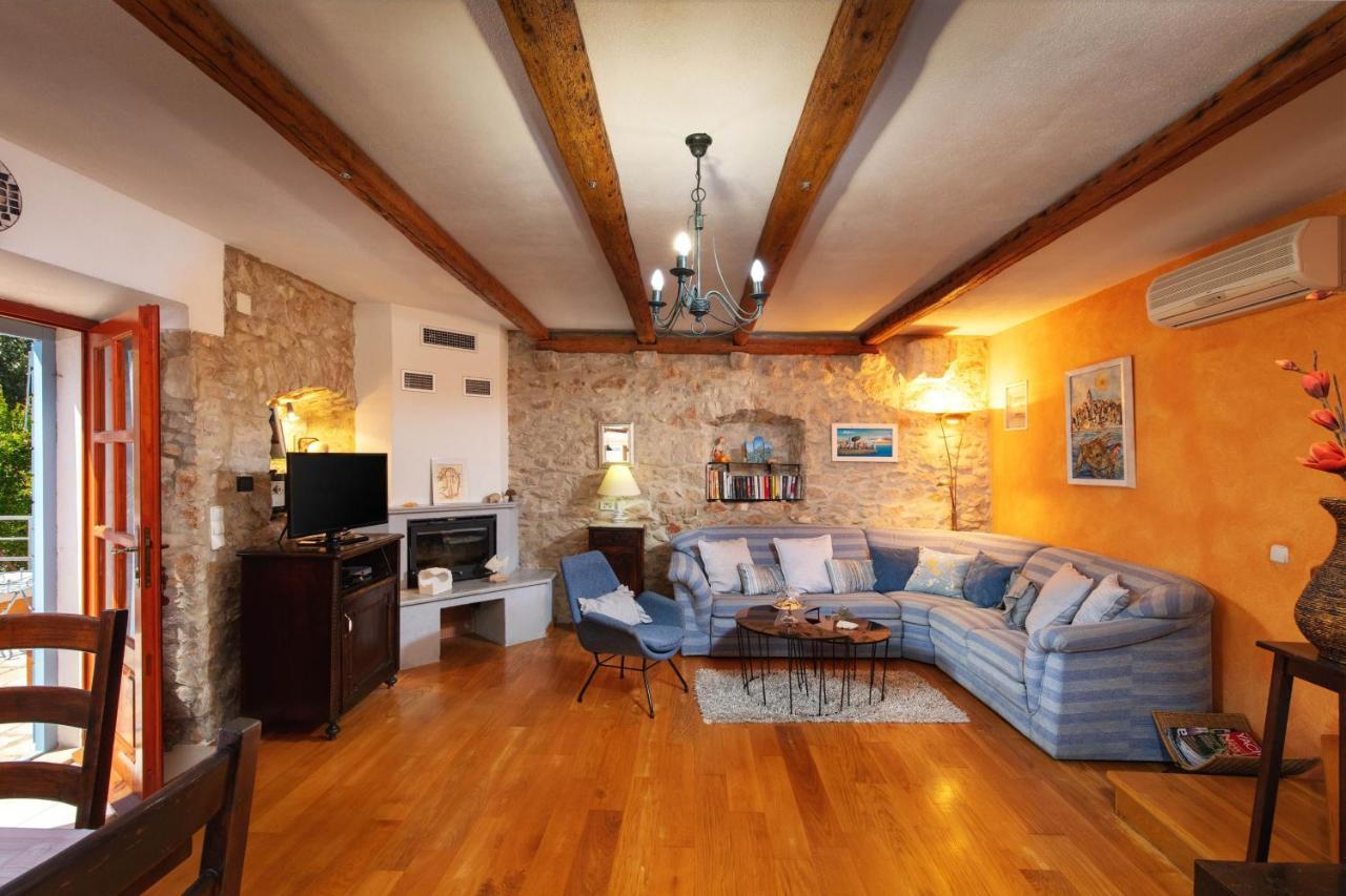 Villa Vicina Heritage Villa For 9,Milna - Close To Restaurants And Shops Bagian luar foto