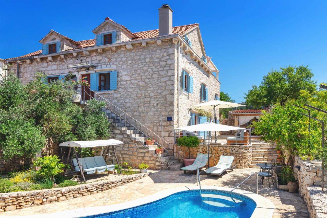 Villa Vicina Heritage Villa For 9,Milna - Close To Restaurants And Shops Bagian luar foto